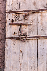 带金属储物柜和把手的旧复古大木门