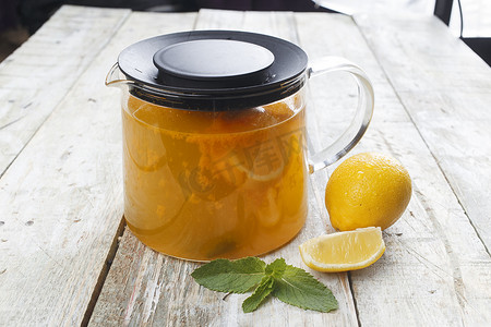 蜂蜜柠檬摄影照片_木桌上一杯蜂蜜柠檬姜茶