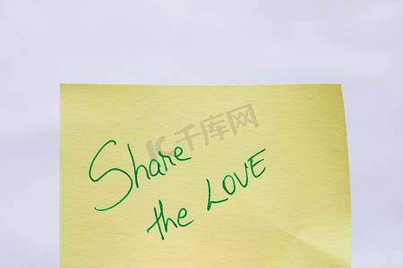 分享黄色纸上孤立的爱情手写文字