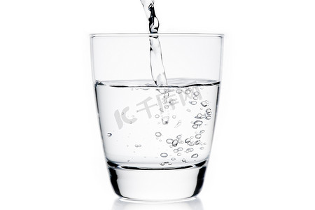 纯净水摄影照片_装有纯净水和气泡的玻璃杯