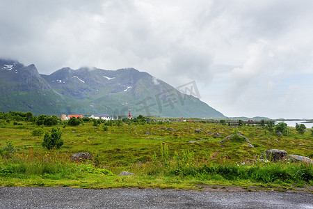 黄昏的村庄摄影照片_美丽的斯堪的纳维亚风景，有草地、山脉和村庄