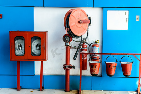 壁挂式灭火器、消防安全和应急设备安装在工业建筑的红蓝盒壁挂式建筑灭火器玻璃柜中。