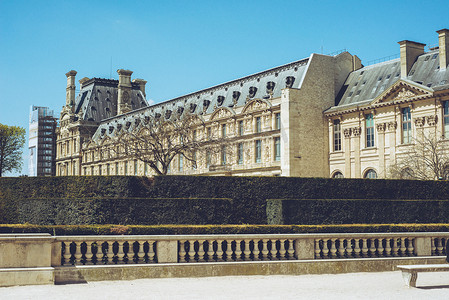 城市漫步摄影照片_卢浮宫金字塔-法国巴黎城市漫步旅拍