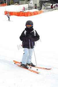 儿童滑雪摄影照片_儿童速降滑雪