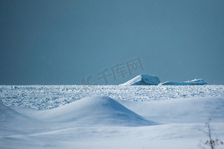 冰山摄影照片_休伦湖冰山和雪沙丘景观