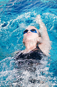 游泳运动员在游泳会上做仰泳