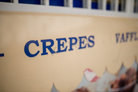 一摊摄影照片_甜食摊招牌上 Crepes 一词的景观