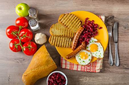 熟蛋黄摄影照片_英式早餐-大蒜吐司、煎蛋、豆类和英式早餐、多士、鸡蛋、豆类、香肠