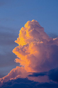 大气冬季背景摄影照片_蓝天有云在冬季，泰国土地，有感觉哈