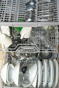 开放式集成洗碗机中的脏盘子。