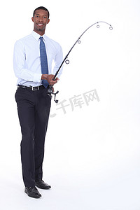 穿衬衫打领带的男人用钓鱼竿