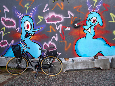 涂鸦墙前的都市场景古典自行车