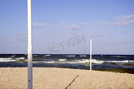 沙滩上的排球杆