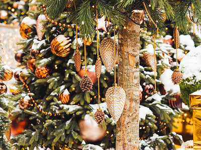 有金色和青铜色装饰的圣诞树。