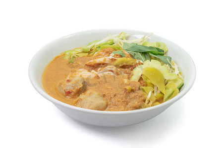 泰式米粉配白碗鱼丸汤。