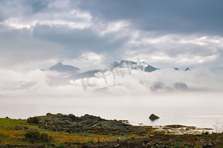 雾云中的挪威海海岸。
