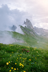 一对夫妇在 Italien Dolomites 度假远足，在 Seceda 峰上欣赏美景。