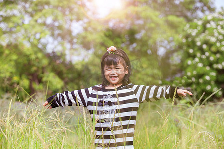 克蓝英蓝笑脸摄影照片_天然绿色中带着幸福情绪的可爱孩子笑脸