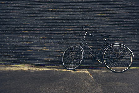 街上的经典老式黑色时髦自行车