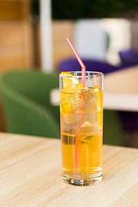 果浆摄影照片_咖啡馆桌上的一杯柠檬水