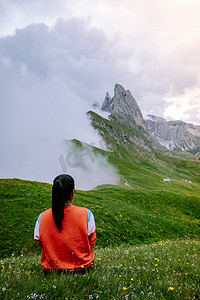 在 Italien Dolomites 度假远足的女人，Seceda 峰的壮丽景色。