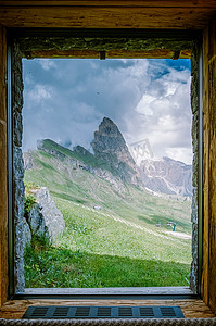 一对夫妇在 Italien Dolomites 度假远足，在 Seceda 峰上欣赏美景。