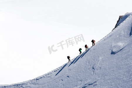 轮廓图摄影照片_登山者在勃朗峰