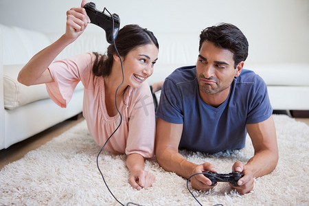 女人在玩电子游戏时殴打未婚夫