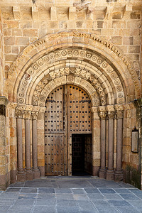 打开有石拱门和柱子的旧教堂门