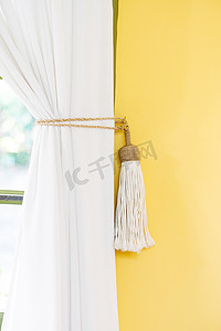 白色窗帘系带家居装饰简约风格室内黄色墙壁