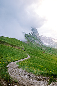 一对夫妇在 Italien Dolomites 度假远足，在 Seceda 峰上欣赏美景。