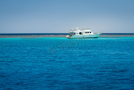 埃及红海摄影照片_小船停泊在红海