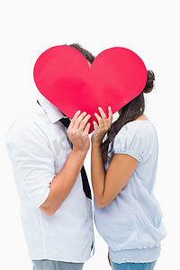 情侣用一颗心覆盖他们的吻