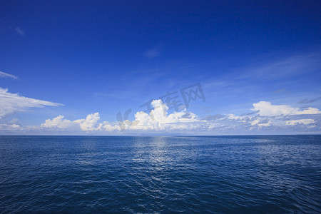 湛蓝摄影照片_湛蓝的大海和白云在晴朗的天空