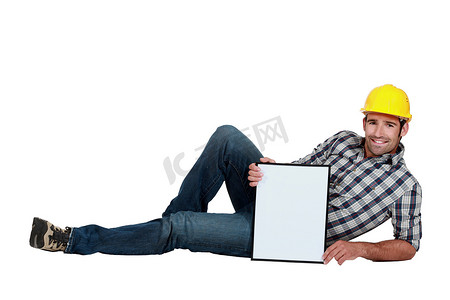 木板广告摄影照片_建筑工人躺下，一块木板留空供您留言