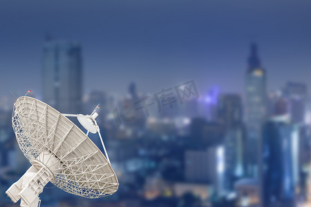 卫星昼夜交替摄影照片_卫星碟形天线雷达和建筑背景