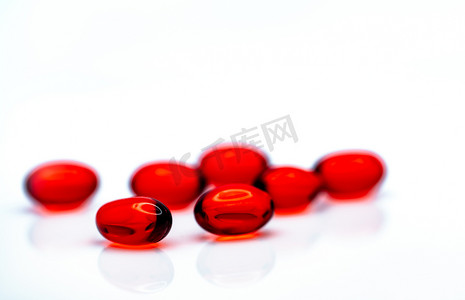 口服胶原蛋白摄影照片_孤立在白色背景上的红色软凝胶胶囊药丸。