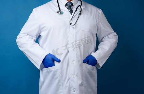 穿白大褂的医生站在蓝色背景上，打领带的男人