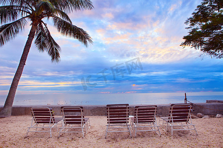在美丽的阳光下，沙滩上的椅子海滩布置