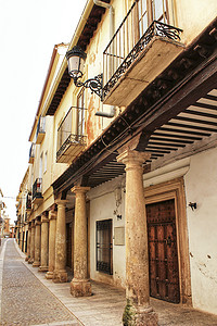 西班牙卡斯蒂利亚 — 拉曼查社区阿尔卡拉斯街道上雄伟而古老的石屋