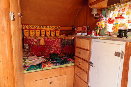复古房车摄影照片_小型复古大篷车露营车用作公路旅行的小房子