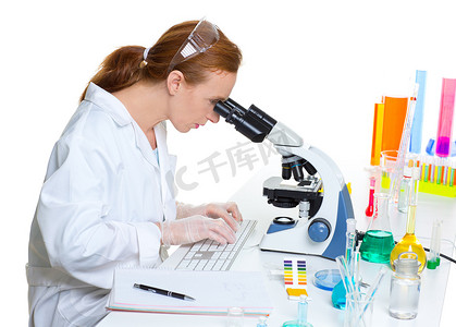 化学实验室科学家女人看显微镜