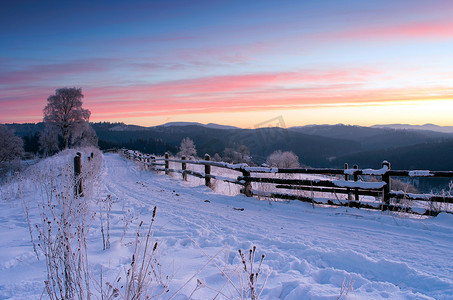 冬天山摄影照片_在冬天山的日出。