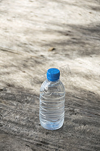 木桌纹理上的塑料水瓶。