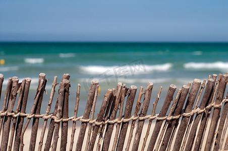 沙滩：蔚蓝的大海、沙滩和围栏