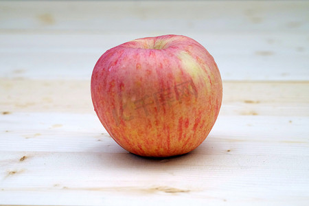木头桌上的一个苹果