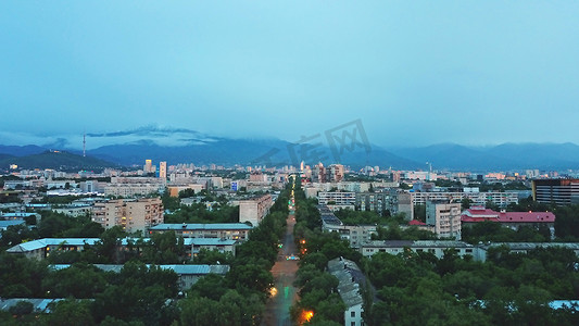 哈萨克斯坦地标摄影照片_日落时分山和阿拉木图市上空的云