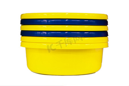 黄色和蓝色塑料盆。