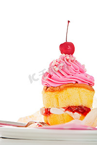 古风金粉摄影照片_两层纸杯蛋糕，粉红色和白色奶油和金粉