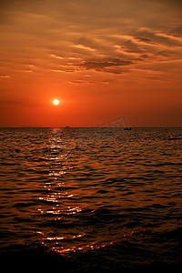 海上夕阳红，乌云浓